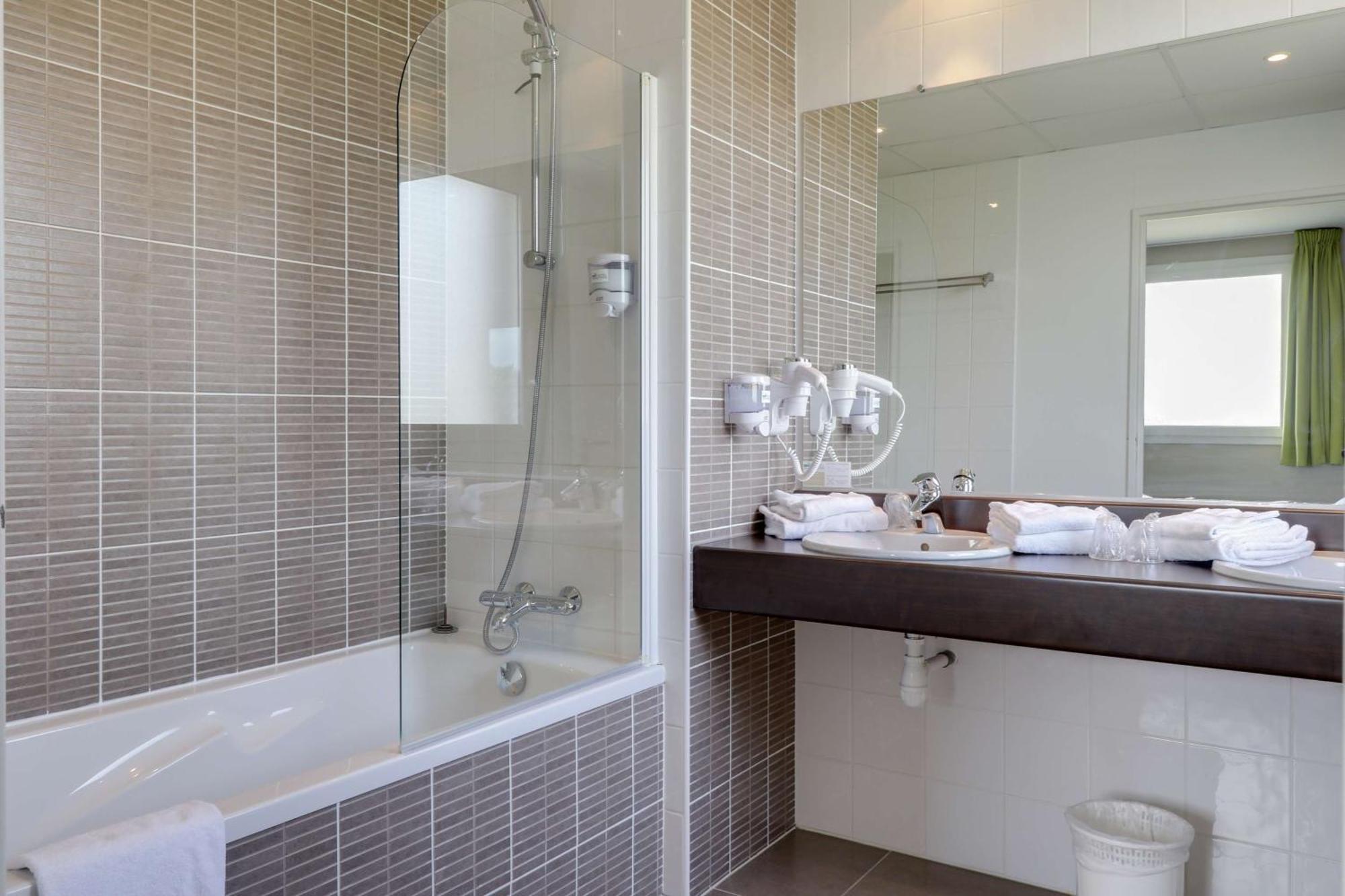 Brit Hotel Saint-Meen-Le-Grand En Broceliande エクステリア 写真